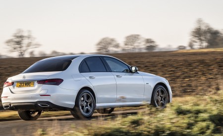 2021 Mercedes-Benz E 300 e Plug-In Hybrid (UK-Spec) Rear Three-Quarter Wallpapers 450x275 (21)