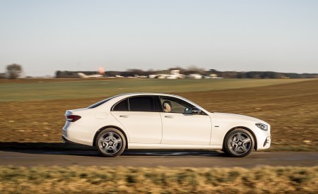 2021 Mercedes-Benz E 300 e Plug-In Hybrid (UK-Spec) Side Wallpapers 450x275 (18)