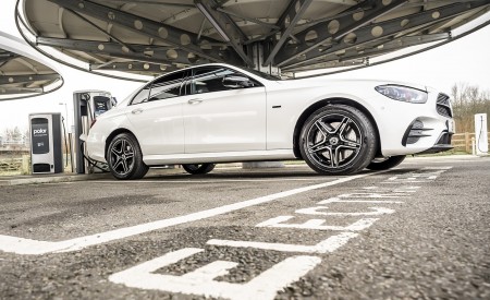 2021 Mercedes-Benz E 300 e Plug-In Hybrid (UK-Spec) Side Wallpapers 450x275 (47)