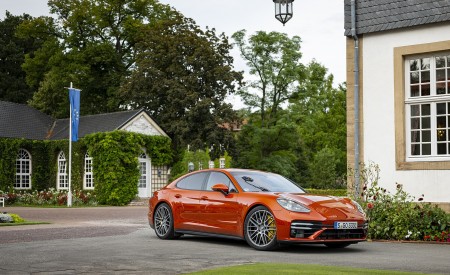 2021 Porsche Panamera Turbo S (Color: Papaya Metallic) Front Three-Quarter Wallpapers 450x275 (78)