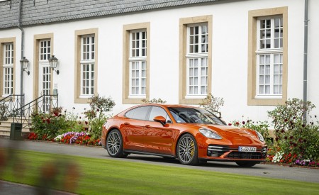 2021 Porsche Panamera Turbo S (Color: Papaya Metallic) Front Three-Quarter Wallpapers 450x275 (79)