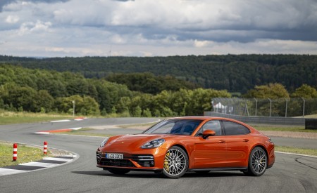 2021 Porsche Panamera Turbo S (Color: Papaya Metallic) Front Three-Quarter Wallpapers 450x275 (75)