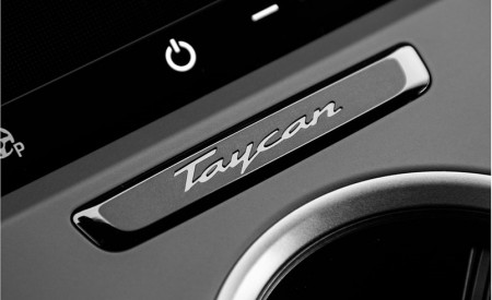 2021 Porsche Taycan (Color: Frozen Berry Metallic) Central Console Wallpapers 450x275 (207)