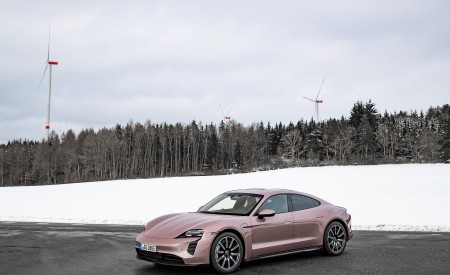 2021 Porsche Taycan (Color: Frozen Berry Metallic) Front Three-Quarter Wallpapers 450x275 (168)