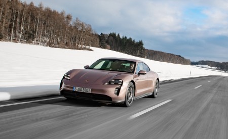 2021 Porsche Taycan (Color: Frozen Berry Metallic) Front Three-Quarter Wallpapers 450x275 (140)