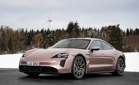 2021 Porsche Taycan (Color: Frozen Berry Metallic) Front Three-Quarter Wallpapers 450x275 (172)