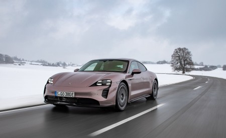 2021 Porsche Taycan (Color: Frozen Berry Metallic) Front Three-Quarter Wallpapers 450x275 (162)