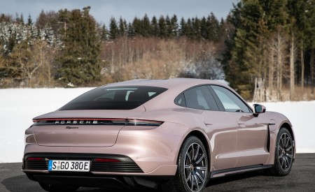 2021 Porsche Taycan (Color: Frozen Berry Metallic) Rear Three-Quarter Wallpapers 450x275 (174)