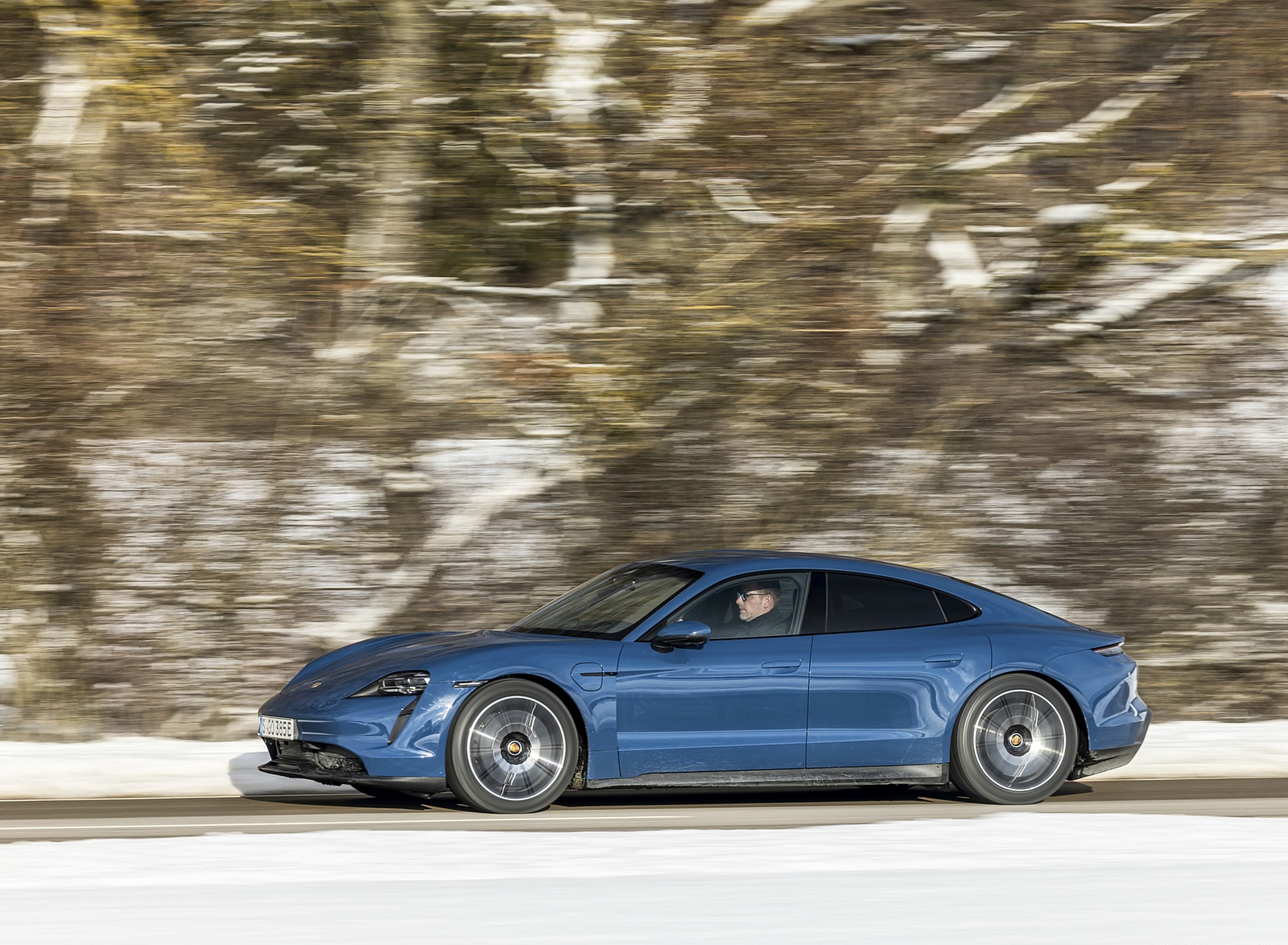 2021 Porsche Taycan (Color: Neptune Blue) Side Wallpapers (12)