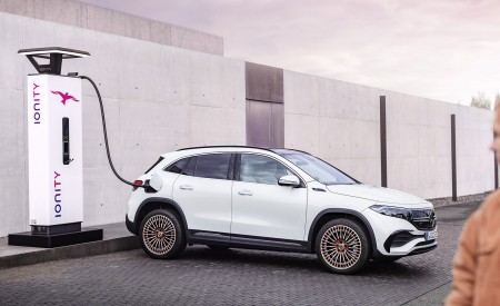 2022 Mercedes-Benz EQA EQA 250 Edition 1 (Color: Digital White) Charging Wallpapers 450x275 (19)