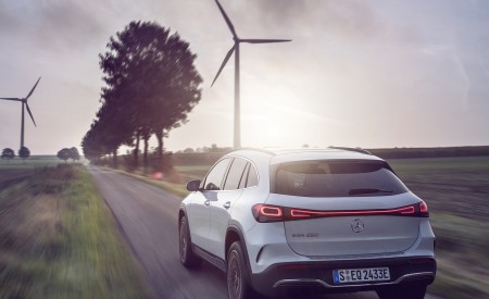 2022 Mercedes-Benz EQA EQA 250 Edition 1 (Color: Digital White) Rear Three-Quarter Wallpapers 450x275 (5)