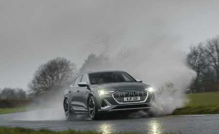 2021 Audi e-tron S Sportback (UK-Spec) Front Three-Quarter Wallpapers  450x275 (19)