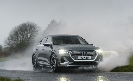 2021 Audi e-tron S Sportback (UK-Spec) Front Three-Quarter Wallpapers 450x275 (16)
