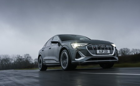 2021 Audi e-tron S Sportback (UK-Spec) Front Three-Quarter Wallpapers 450x275 (10)