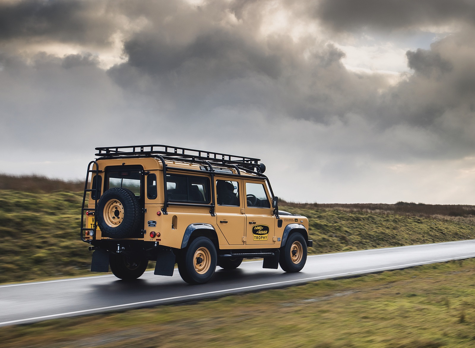2021 Land Rover Defender Works V8 Trophy Rear Three-Quarter Wallpapers (4)