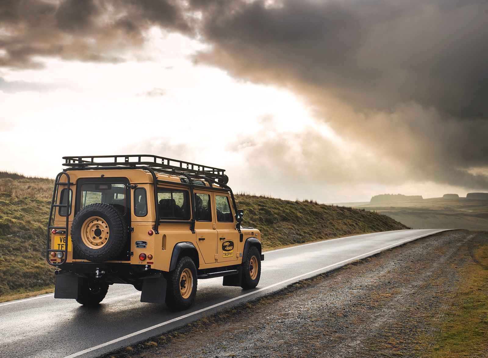 2021 Land Rover Defender Works V8 Trophy Rear Three-Quarter Wallpapers  (5)