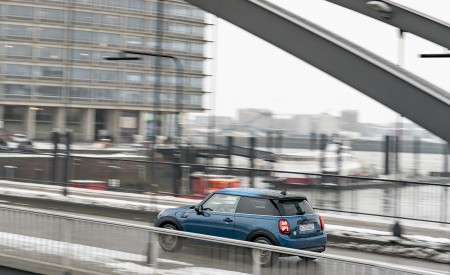 2021 MINI Cooper SE Electric Rear Three-Quarter Wallpapers  450x275 (19)