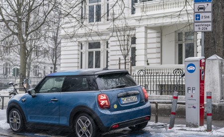 2021 MINI Cooper SE Electric Rear Three-Quarter Wallpapers 450x275 (49)