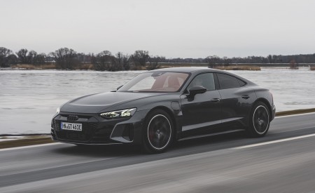 2022 Audi RS e-tron GT (Color: Daytona Grey) Front Three-Quarter Wallpapers 450x275 (115)