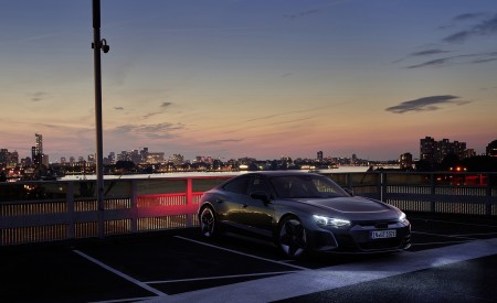2022 Audi RS e-tron GT (Color: Daytona Grey) Front Three-Quarter Wallpapers  450x275 (67)