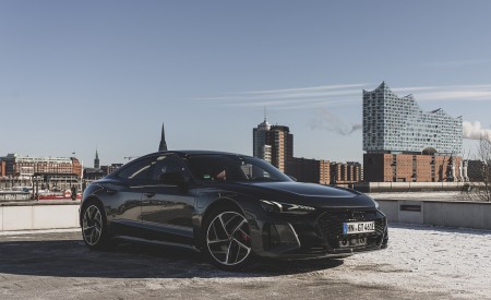 2022 Audi RS e-tron GT (Color: Daytona Grey) Front Three-Quarter Wallpapers 450x275 (120)