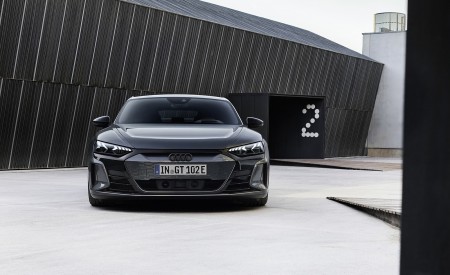 2022 Audi RS e-tron GT (Color: Daytona Grey) Front Wallpapers 450x275 (139)
