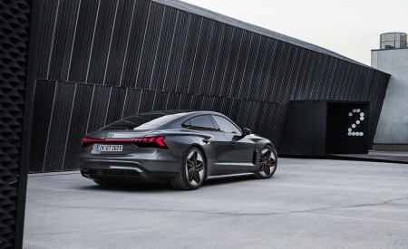 2022 Audi RS e-tron GT (Color: Daytona Grey) Rear Three-Quarter Wallpapers 450x275 (140)