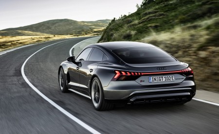 2022 Audi RS e-tron GT (Color: Daytona Grey) Rear Three-Quarter Wallpapers  450x275 (58)
