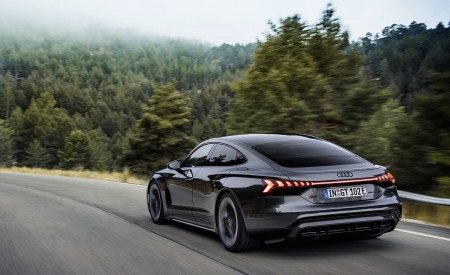2022 Audi RS e-tron GT (Color: Daytona Grey) Rear Three-Quarter Wallpapers  450x275 (60)