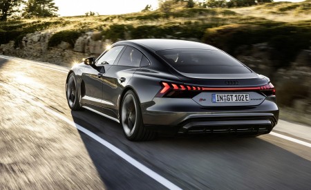 2022 Audi RS e-tron GT (Color: Daytona Grey) Rear Three-Quarter Wallpapers 450x275 (129)