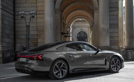 2022 Audi RS e-tron GT (Color: Daytona Grey) Rear Three-Quarter Wallpapers 450x275 (124)