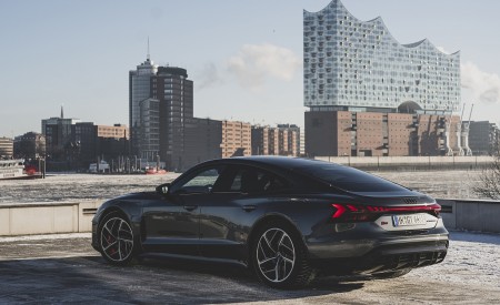 2022 Audi RS e-tron GT (Color: Daytona Grey) Rear Three-Quarter Wallpapers 450x275 (122)