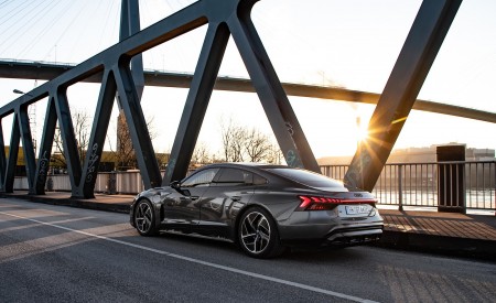 2022 Audi RS e-tron GT (Color: Daytona Grey) Rear Three-Quarter Wallpapers 450x275 (119)