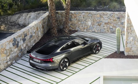 2022 Audi RS e-tron GT (Color: Daytona Grey) Rear Three-Quarter Wallpapers 450x275 (66)