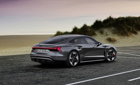 2022 Audi RS e-tron GT (Color: Daytona Grey) Rear Three-Quarter Wallpapers 450x275 (63)