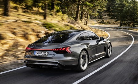 2022 Audi RS e-tron GT (Color: Daytona Grey) Rear Three-Quarter Wallpapers 450x275 (61)