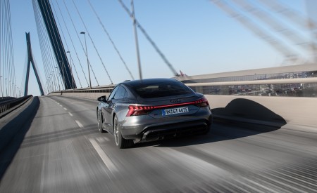 2022 Audi RS e-tron GT (Color: Daytona Grey) Rear Wallpapers 450x275 (117)
