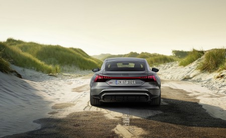 2022 Audi RS e-tron GT (Color: Daytona Grey) Rear Wallpapers 450x275 (64)
