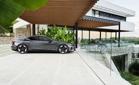 2022 Audi RS e-tron GT (Color: Daytona Grey) Side Wallpapers  450x275 (136)