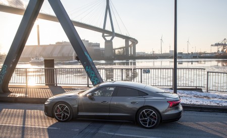 2022 Audi RS e-tron GT (Color: Daytona Grey) Side Wallpapers 450x275 (118)
