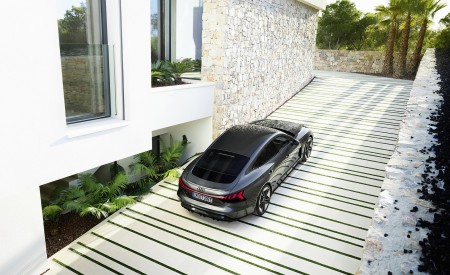 2022 Audi RS e-tron GT (Color: Daytona Grey) Top Wallpapers 450x275 (137)