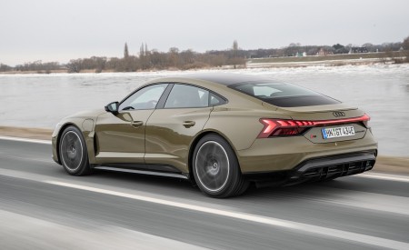 2022 Audi RS e-tron GT (Color: Tactical Green Metallic) Rear Three-Quarter Wallpapers 450x275 (4)
