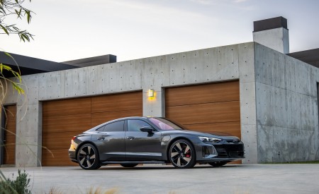 2022 Audi RS e-tron GT Front Three-Quarter Wallpapers 450x275 (22)