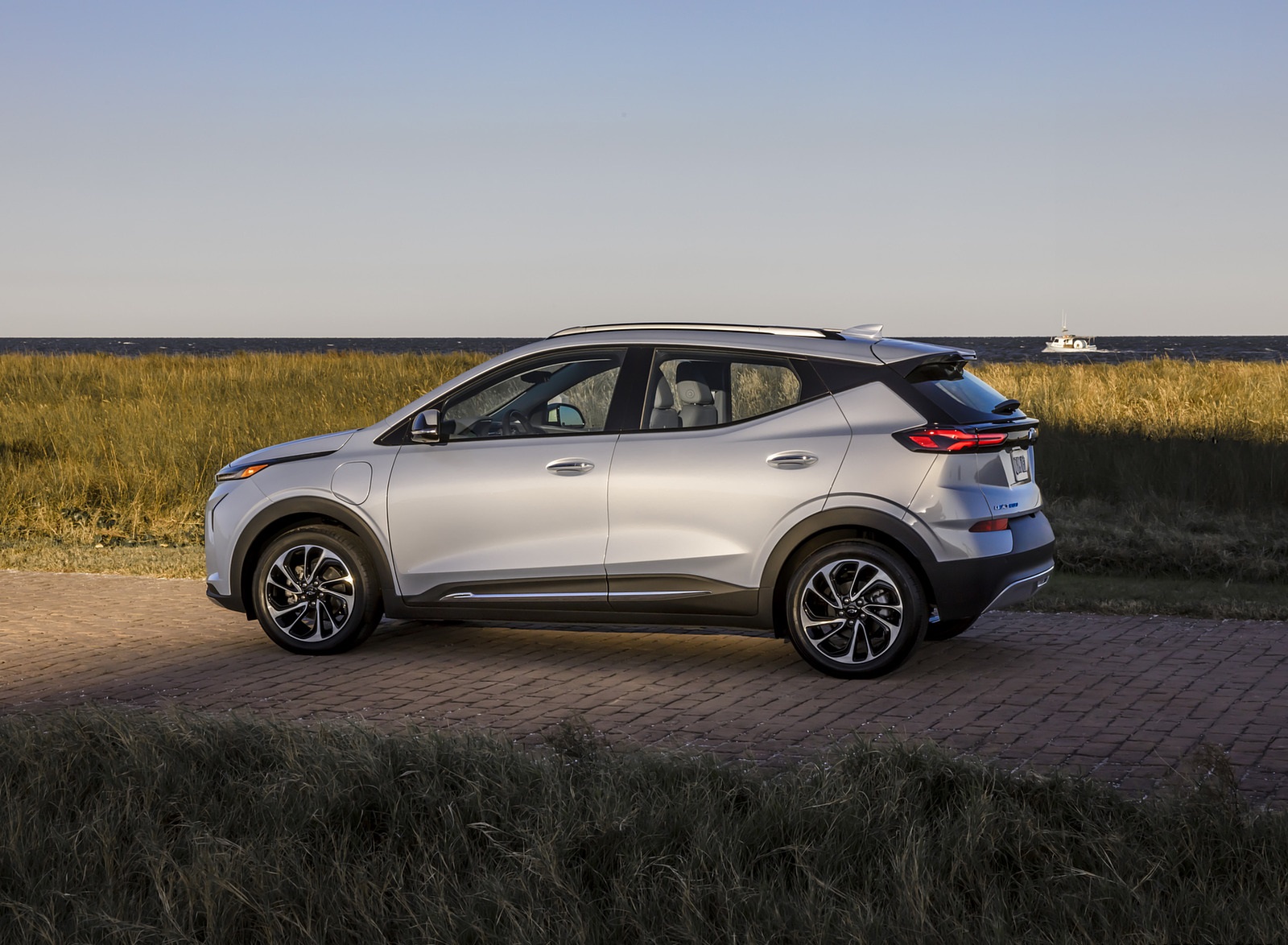 2022 Chevrolet Bolt EUV Side Wallpapers (11)