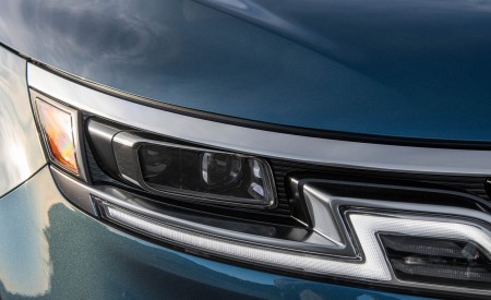2022 Kia Carnival Headlight Wallpapers 450x275 (18)