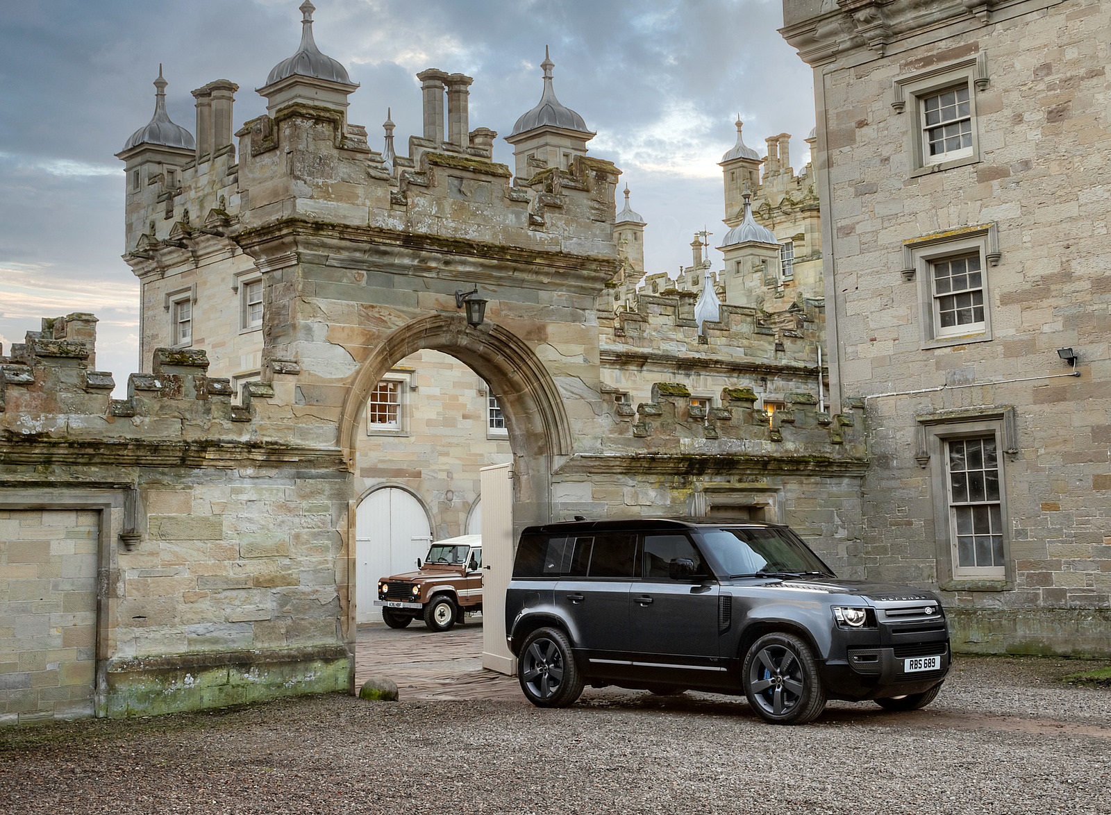 2022 Land Rover Defender V8 110 Front Three-Quarter Wallpapers (14)