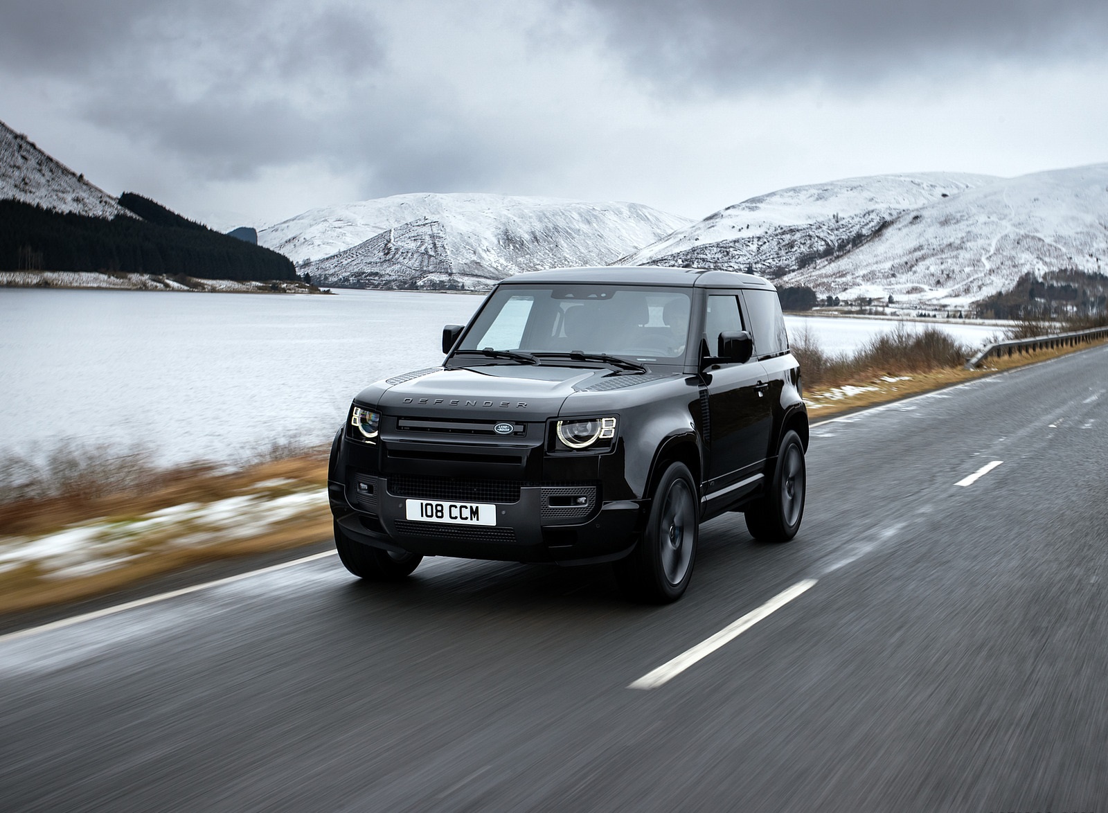 2022 Land Rover Defender V8 90 Front Three-Quarter Wallpapers (14)