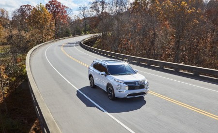 2022 Mitsubishi Outlander Front Three-Quarter Wallpapers 450x275 (4)