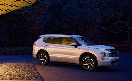 2022 Mitsubishi Outlander Front Three-Quarter Wallpapers 450x275 (30)