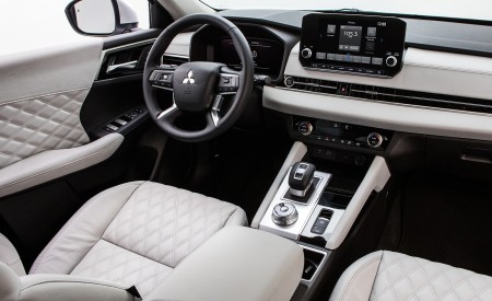 2022 Mitsubishi Outlander Interior Wallpapers 450x275 (38)